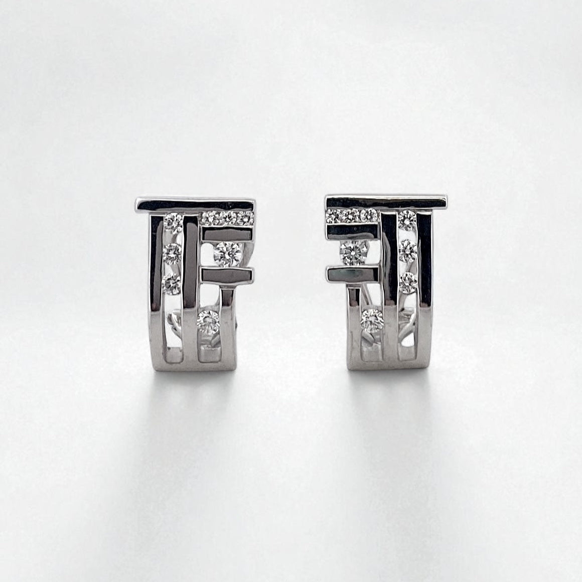 Comprar pendientes de oro blanco de 18kt con 8 diamantes talla brillante en cada pendiente. Cierre tipo omega. Joyas con diamantes baratas. Joyería Ian'Or.