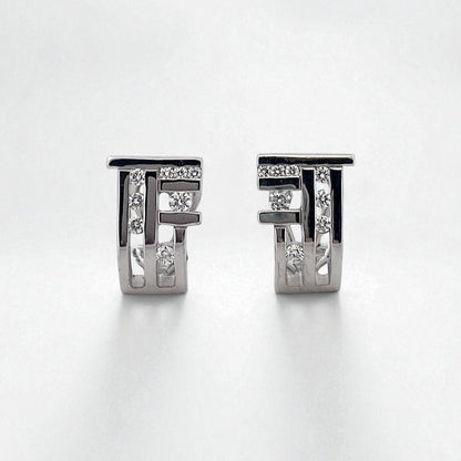 Comprar pendientes de oro blanco de 18kt con 8 diamantes talla brillante en cada pendiente. Cierre tipo omega. Joyas con diamantes baratas. Joyería Ian'Or.