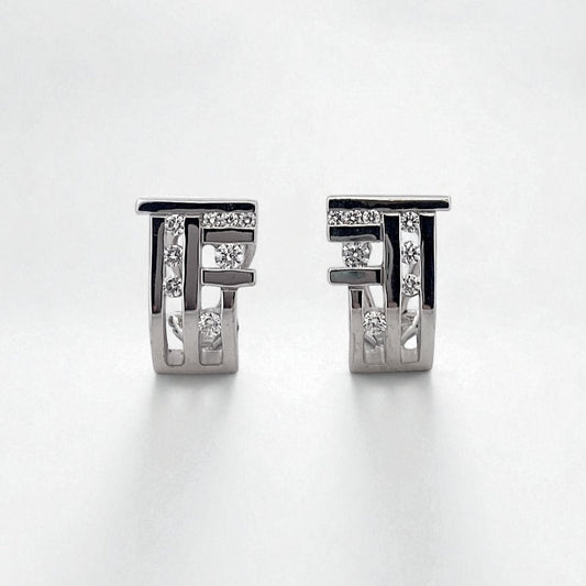 Comprar pendientes de oro blanco de 18kt con 8 diamantes talla brillante en cada pendiente. Cierre tipo omega. Joyas con diamantes baratas. Joyería Ian'Or.