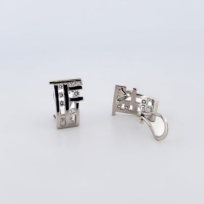 Comprar pendientes de oro blanco de 18kt con 8 diamantes talla brillante en cada pendiente. Cierre tipo omega. Joyas con diamantes baratas. Joyería Ian'Or.
