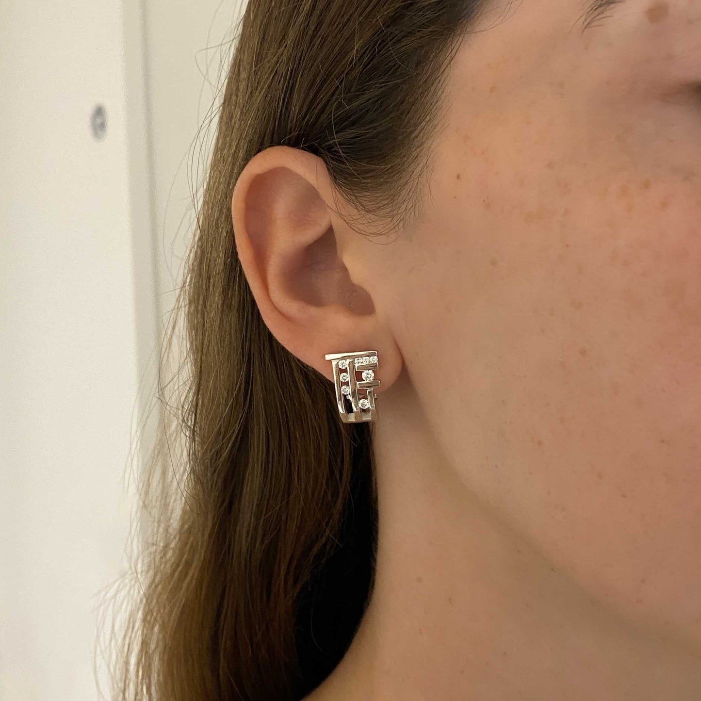 Comprar pendientes de oro blanco de 18kt con 8 diamantes talla brillante en cada pendiente. Cierre tipo omega. Joyas con diamantes baratas. Joyería Ian'Or.
