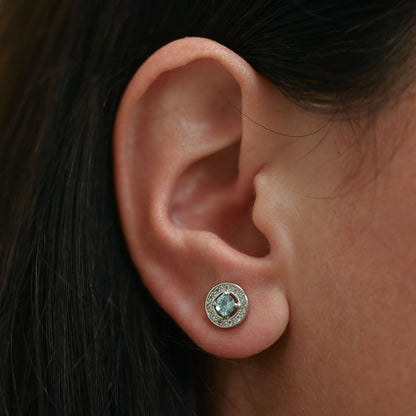 Comprar pendientes largos de oro blanco de 18kt con diamantes talla brillante y aguas marinas. Joyas con aguamarinas. Joyería Ian'Or. Envío GRATIS.