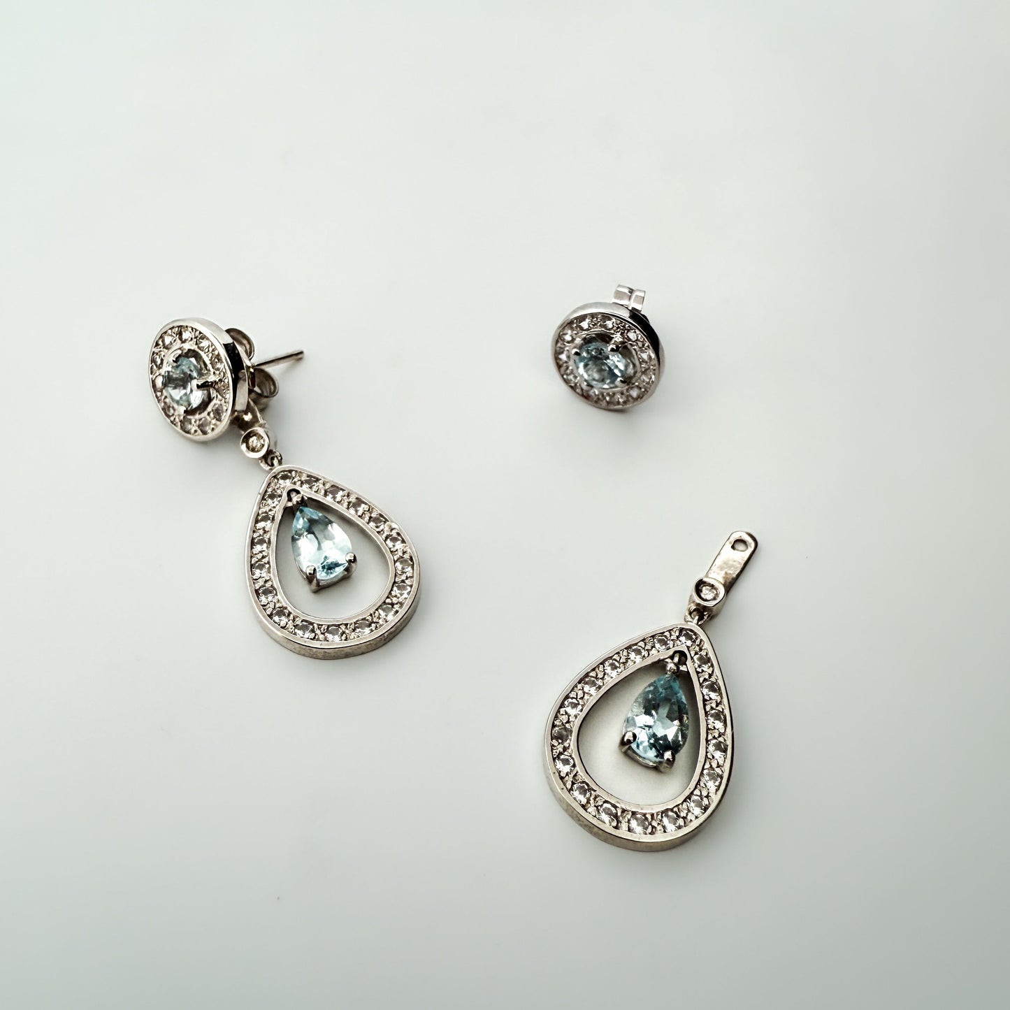 Comprar pendientes largos de oro blanco de 18kt con diamantes talla brillante y aguas marinas. Joyas con aguamarinas. Joyería Ian'Or. Envío GRATIS.


