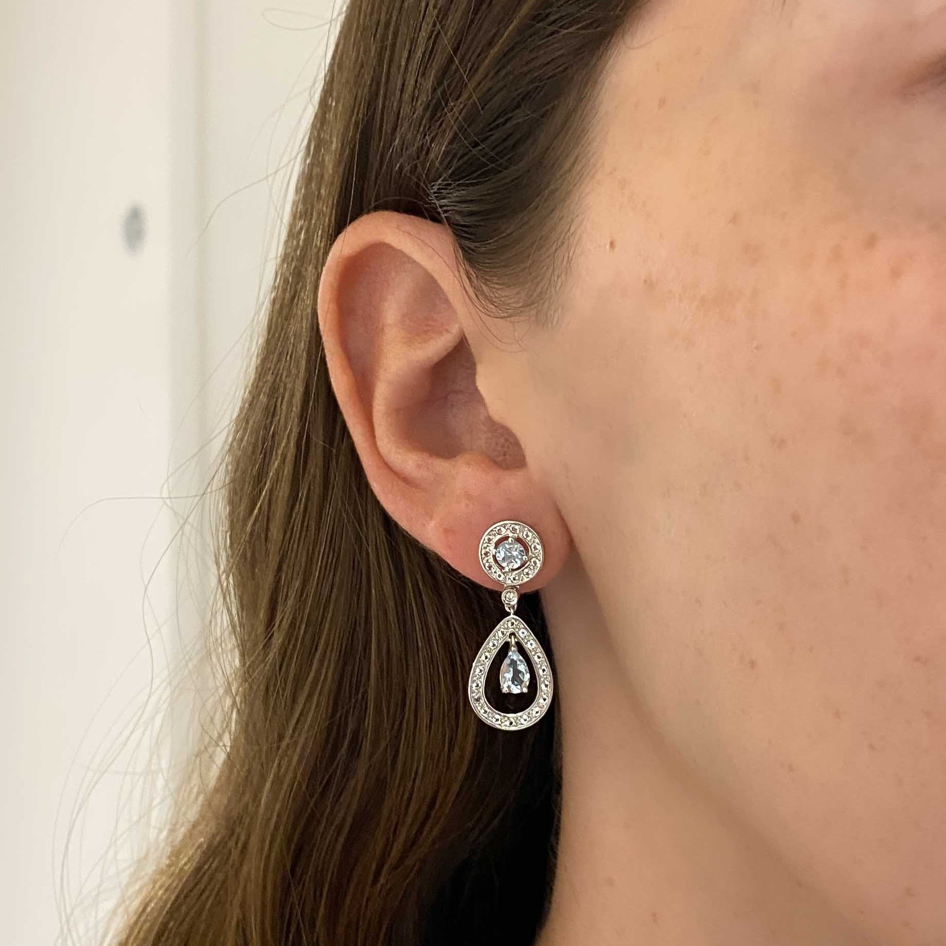 Comprar pendientes largos de oro blanco de 18kt con diamantes talla brillante y aguas marinas. Joyas con aguamarinas. Joyería Ian'Or. Envío GRATIS.

