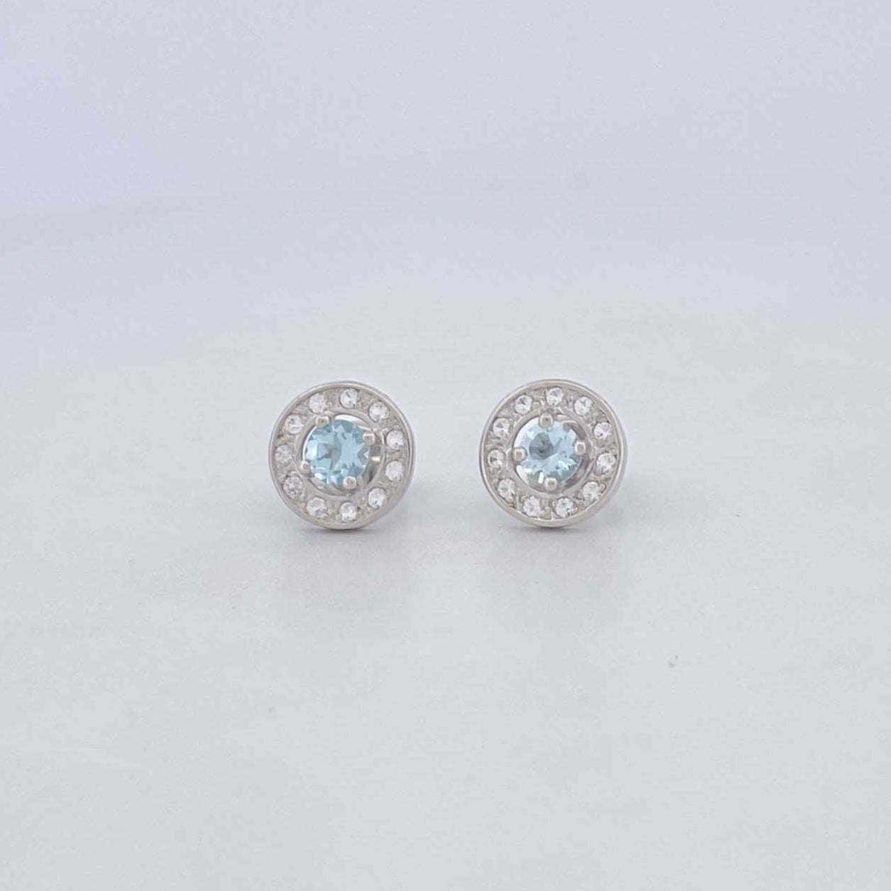 Comprar pendientes largos de oro blanco de 18kt con diamantes talla brillante y aguas marinas. Joyas con aguamarinas. Joyería Ian'Or. Envío GRATIS.
