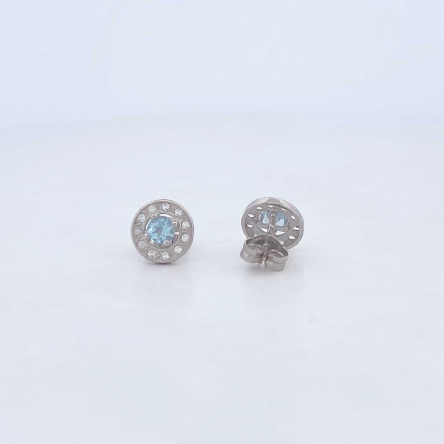 Comprar pendientes largos de oro blanco de 18kt con diamantes talla brillante y aguas marinas. Joyas con aguamarinas. Joyería Ian'Or. Envío GRATIS.
