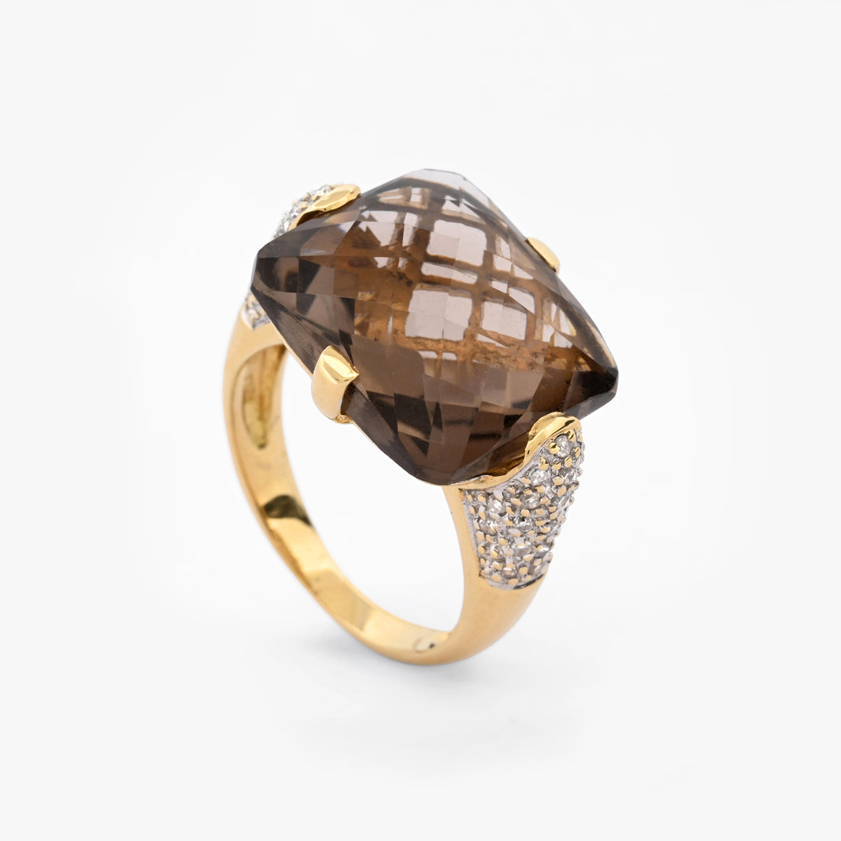 Comprar sortija de oro amarillo de 18kt con piedra central de color café y pavé de diamantes en los brazos. Joyería compro oro Ian'Or. Envío GRATIS.