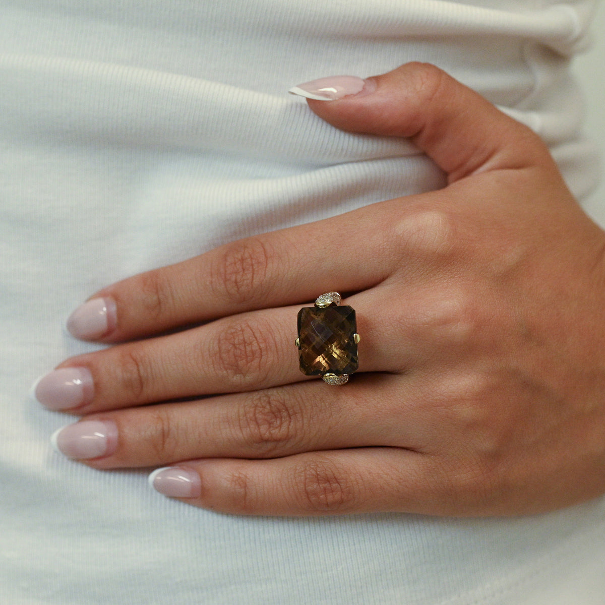 Comprar sortija de oro amarillo de 18kt con piedra central de color café y pavé de diamantes en los brazos. Joyería compro oro Ian'Or. Envío GRATIS.