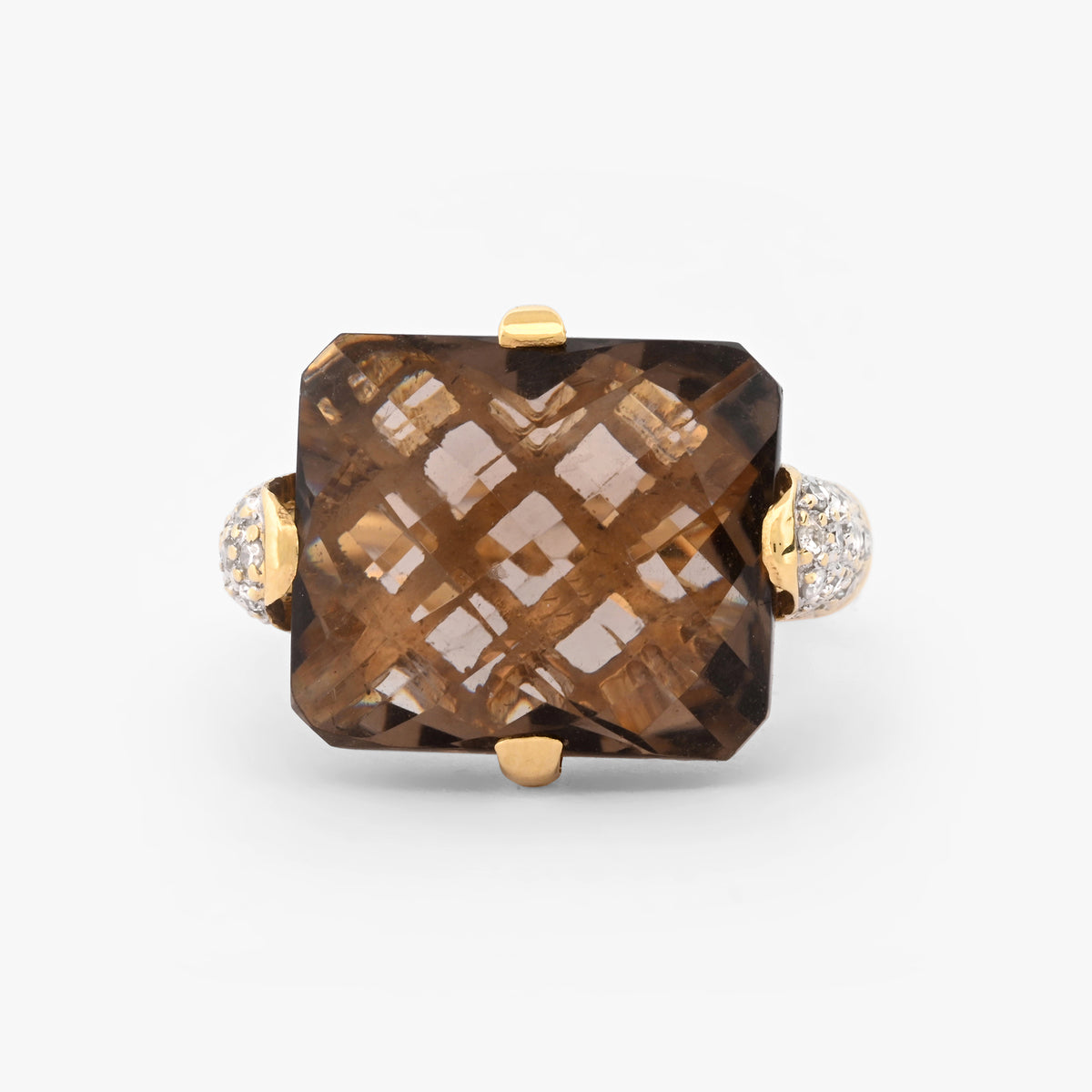 Comprar sortija de oro amarillo de 18kt con piedra central de color café y pavé de diamantes en los brazos. Joyería compro oro Ian'Or. Envío GRATIS.