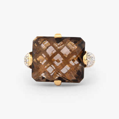 Comprar sortija de oro amarillo de 18kt con piedra central de color café y pavé de diamantes en los brazos. Joyería compro oro Ian'Or. Envío GRATIS.