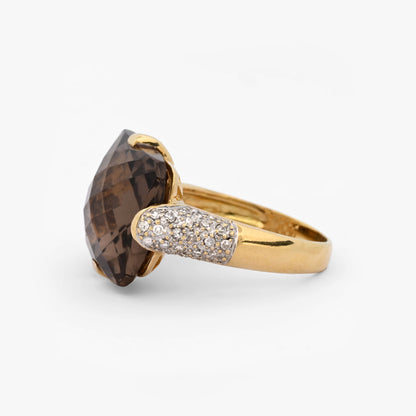 Comprar sortija de oro amarillo de 18kt con piedra central de color café y pavé de diamantes en los brazos. Joyería compro oro Ian'Or. Envío GRATIS.