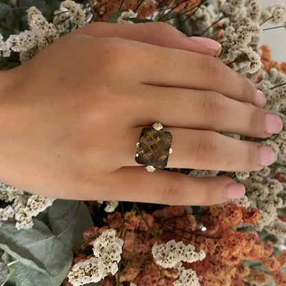 Comprar sortija de oro amarillo de 18kt con piedra central de color café y pavé de diamantes en los brazos. Joyería compro oro Ian'Or. Envío GRATIS.
