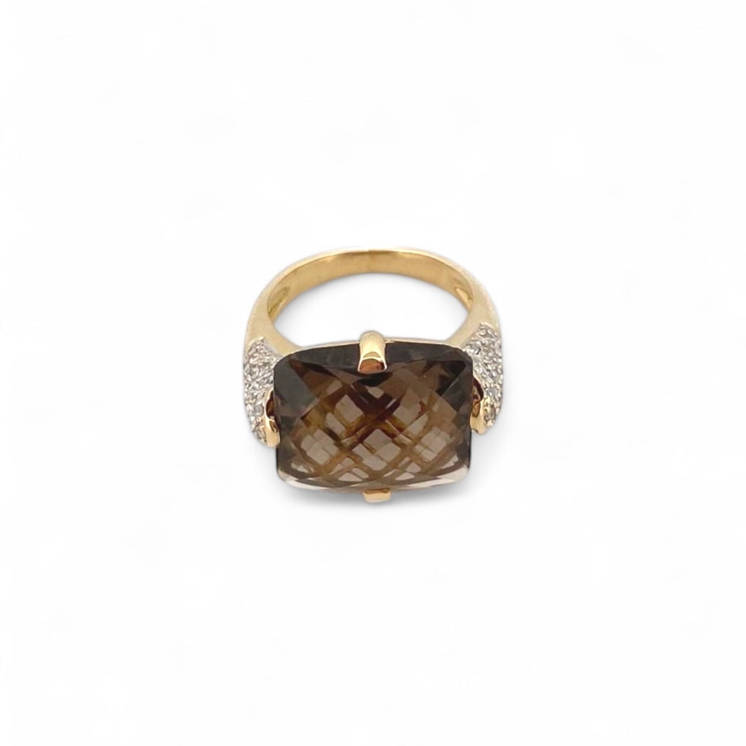 Comprar sortija de oro amarillo de 18kt con piedra central de color café y pavé de diamantes en los brazos. Joyería compro oro Ian'Or. Envío GRATIS.

