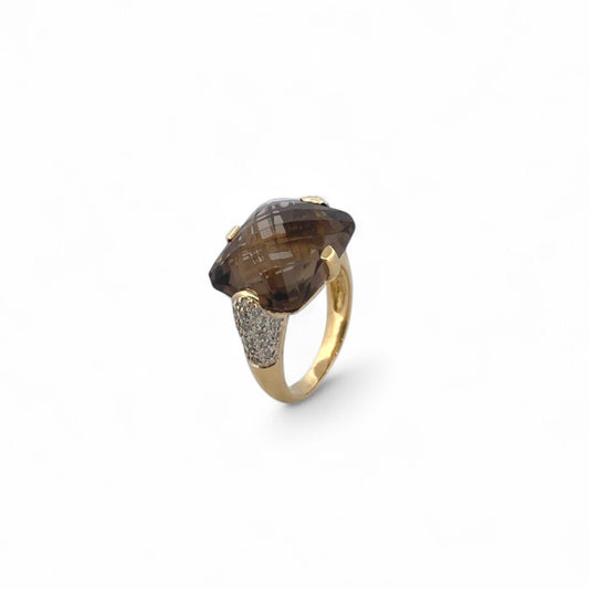 Comprar sortija de oro amarillo de 18kt con piedra central de color café y pavé de diamantes en los brazos. Joyería compro oro Ian'Or. Envío GRATIS.
