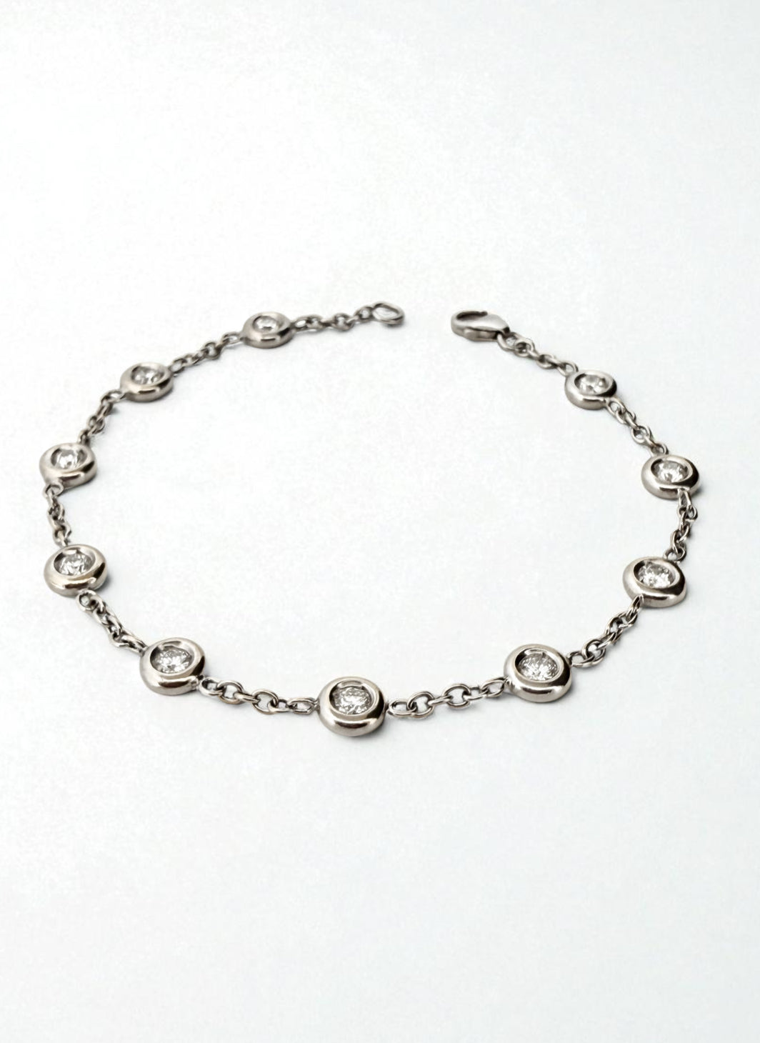 Pulsera de oro blanco de 18kt con cadena forzada y diamantes alternos con engaste chatón. Cierre tipo mosquetón. La pulsera mide 18cm. Envío gratis.

