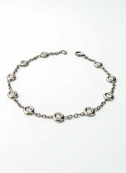 Pulsera de oro blanco de 18kt con cadena forzada y diamantes alternos con engaste chatón. Cierre tipo mosquetón. La pulsera mide 18cm. Envío gratis.

