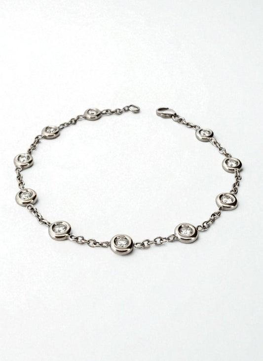 Pulsera de oro blanco de 18kt con cadena forzada y diamantes alternos con engaste chatón. Cierre tipo mosquetón. La pulsera mide 18cm. Envío gratis.

