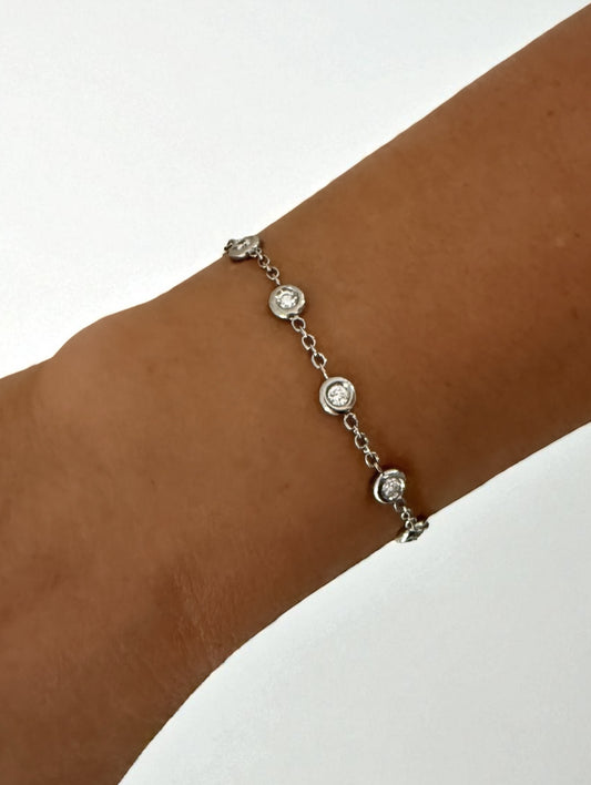 Pulsera de oro blanco de 18kt con cadena forzada y diamantes alternos con engaste chatón. Cierre tipo mosquetón. La pulsera mide 18cm. Envío gratis.

