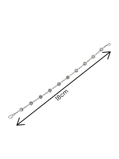 Pulsera de oro blanco de 18kt con cadena forzada y diamantes alternos con engaste chatón. Cierre tipo mosquetón. La pulsera mide 18cm. Envío gratis.

