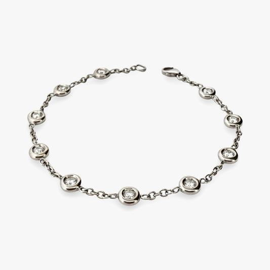 Pulsera de oro blanco de 18kt con cadena forzada y diamantes alternos con engaste chatón. Cierre tipo mosquetón. La pulsera mide 18cm. Envío gratis.