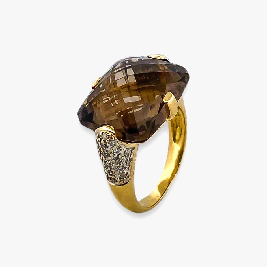 Comprar sortija de oro amarillo de 18kt con piedra central de color café y pavé de diamantes en los brazos. Joyería compro oro Ian'Or. Envío GRATIS.