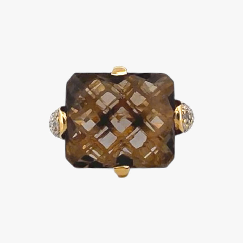 Comprar sortija de oro amarillo de 18kt con piedra central de color café y pavé de diamantes en los brazos. Joyería compro oro Ian'Or. Envío GRATIS.