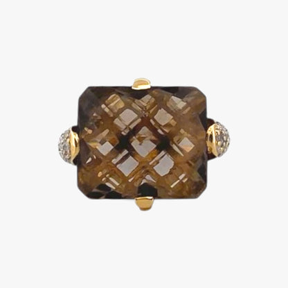 Comprar sortija de oro amarillo de 18kt con piedra central de color café y pavé de diamantes en los brazos. Joyería compro oro Ian'Or. Envío GRATIS.