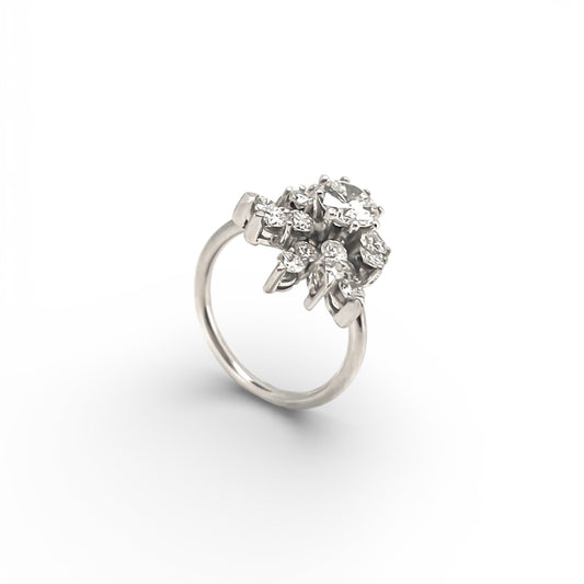Comprar sortija realizada en oro blanco de 18kt con rosetón de diamantes con brillante central. Joyas vintage yo rosetones de oro blanco y diamantes baratos.