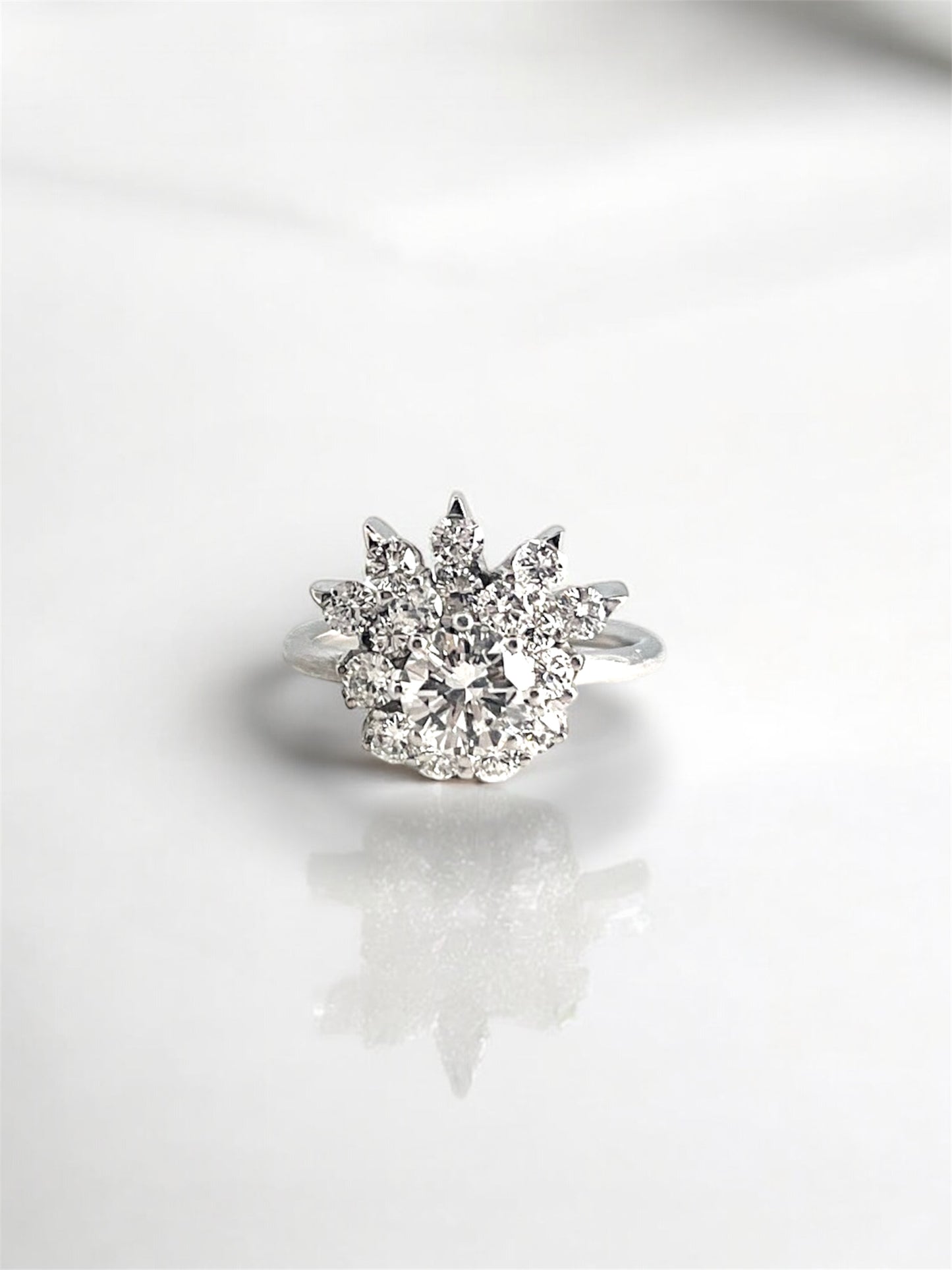 Comprar sortija realizada en oro blanco de 18kt con rosetón de diamantes con brillante central. Joyas vintage yo rosetones de oro blanco y diamantes baratos.