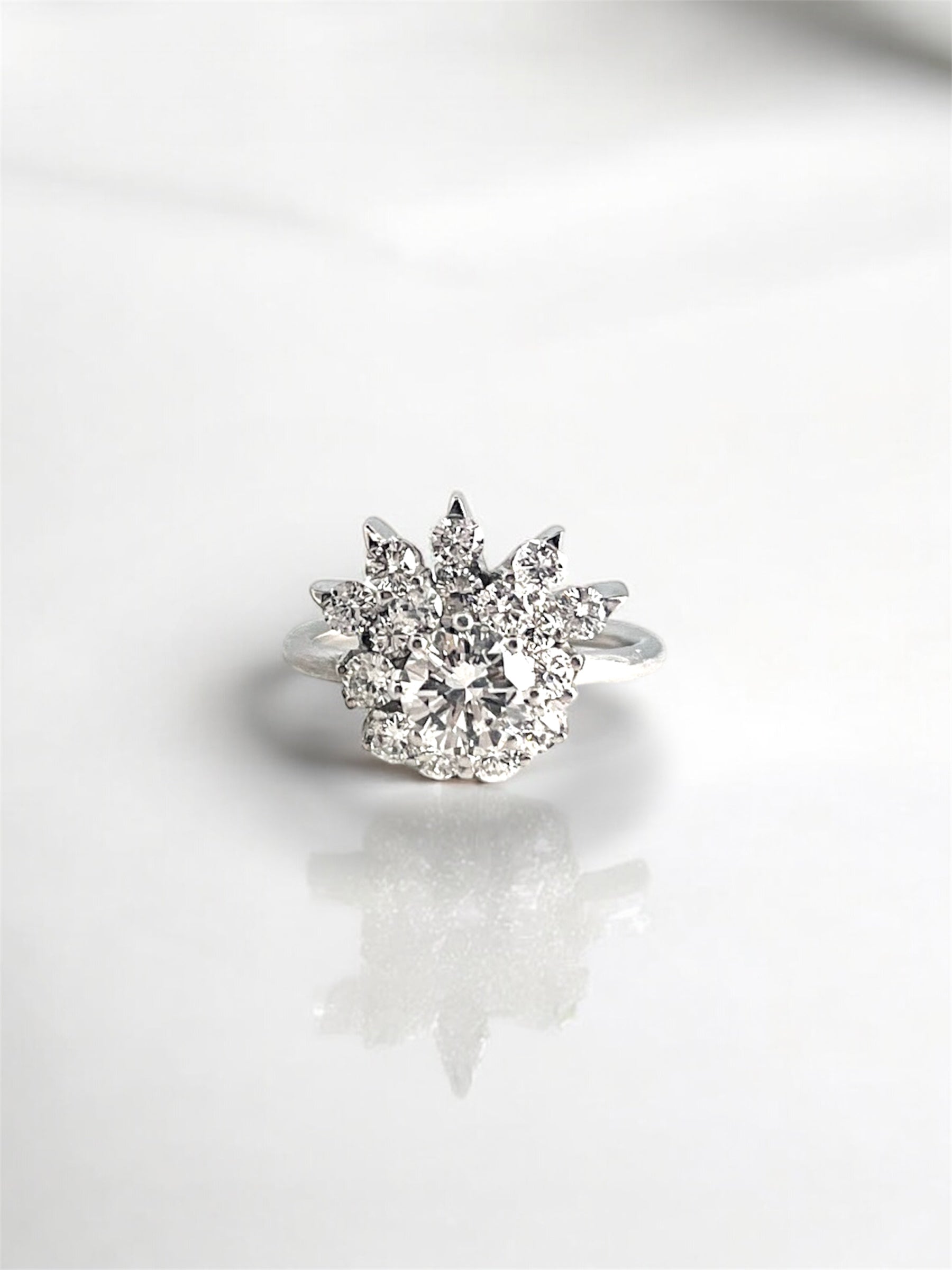 Comprar sortija realizada en oro blanco de 18kt con rosetón de diamantes con brillante central. Joyas vintage yo rosetones de oro blanco y diamantes baratos.