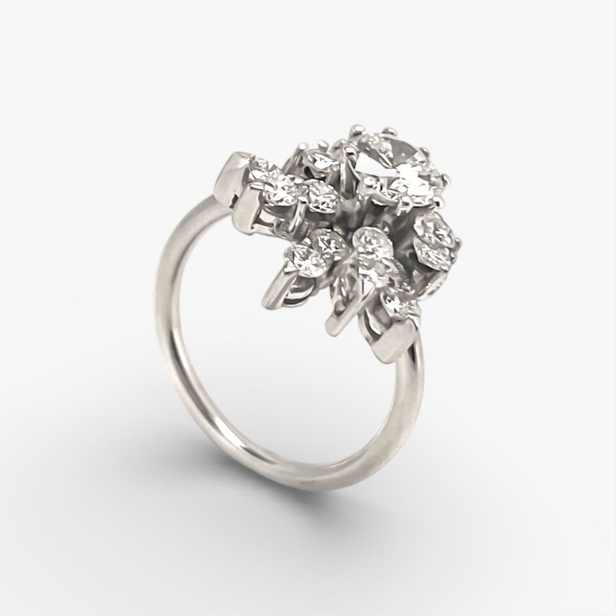 Comprar sortija realizada en oro blanco de 18kt con rosetón de diamantes con brillante central. Joyas vintage yo rosetones de oro blanco y diamantes baratos.