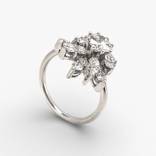 Comprar sortija realizada en oro blanco de 18kt con rosetón de diamantes con brillante central. Joyas vintage yo rosetones de oro blanco y diamantes baratos.