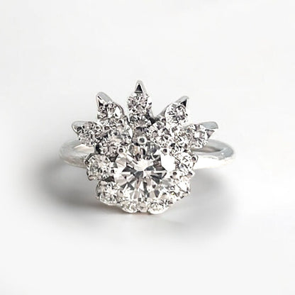 Comprar sortija realizada en oro blanco de 18kt con rosetón de diamantes con brillante central. Joyas vintage yo rosetones de oro blanco y diamantes baratos.