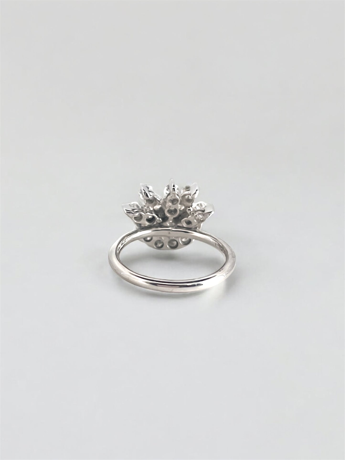 Comprar sortija realizada en oro blanco de 18kt con rosetón de diamantes con brillante central. Joyas vintage yo rosetones de oro blanco y diamantes baratos.