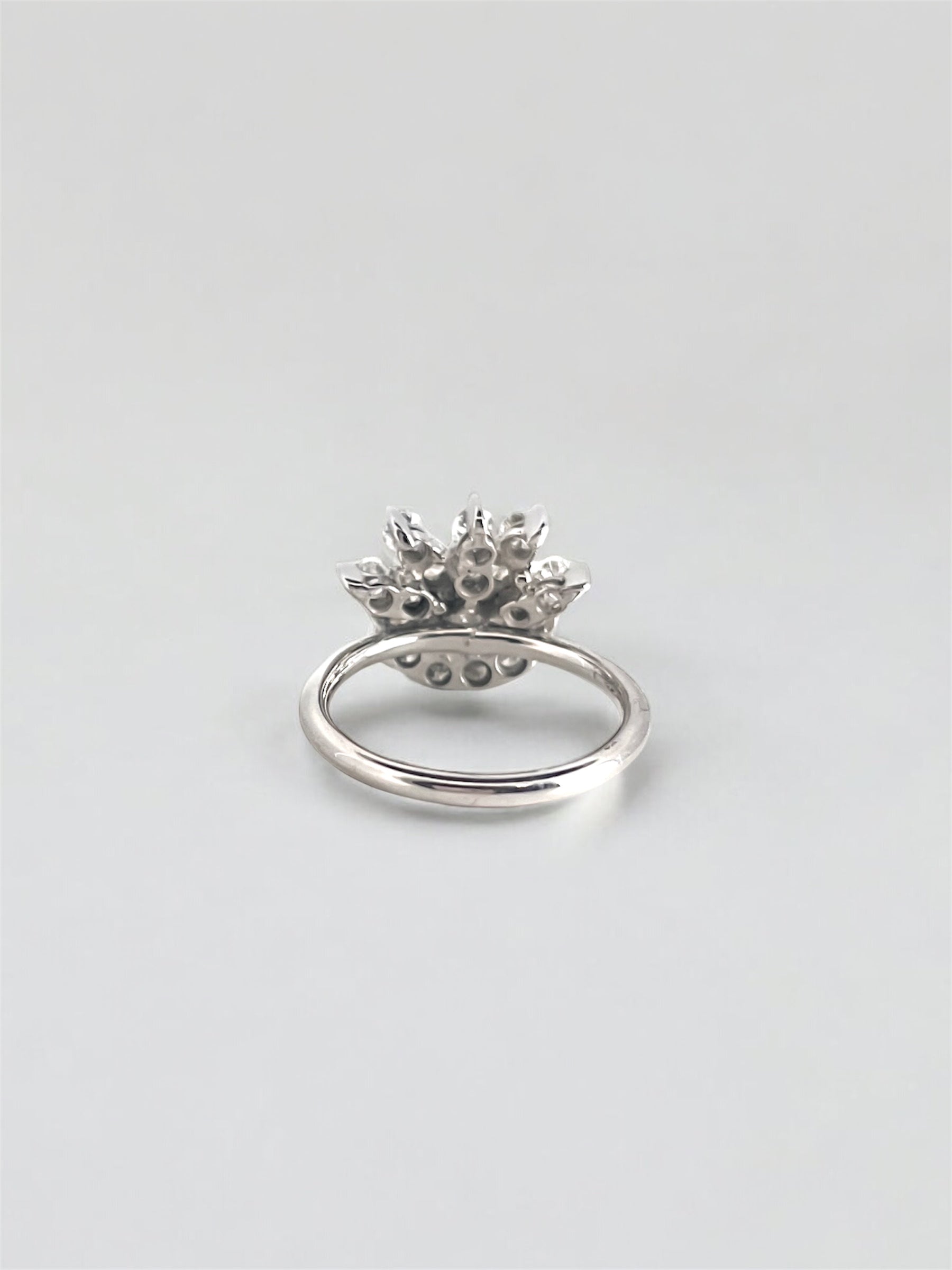 Comprar sortija realizada en oro blanco de 18kt con rosetón de diamantes con brillante central. Joyas vintage yo rosetones de oro blanco y diamantes baratos.