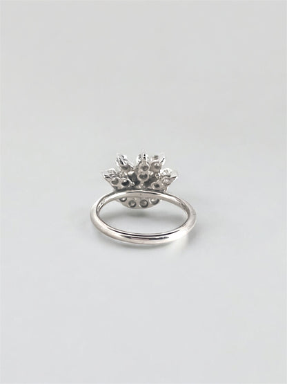 Comprar sortija realizada en oro blanco de 18kt con rosetón de diamantes con brillante central. Joyas vintage yo rosetones de oro blanco y diamantes baratos.