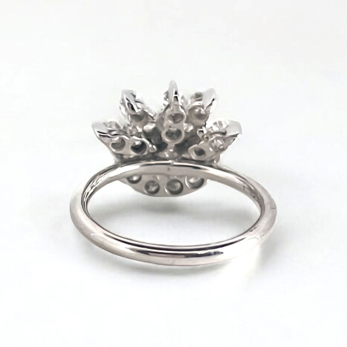 Comprar sortija realizada en oro blanco de 18kt con rosetón de diamantes con brillante central. Joyas vintage yo rosetones de oro blanco y diamantes baratos.