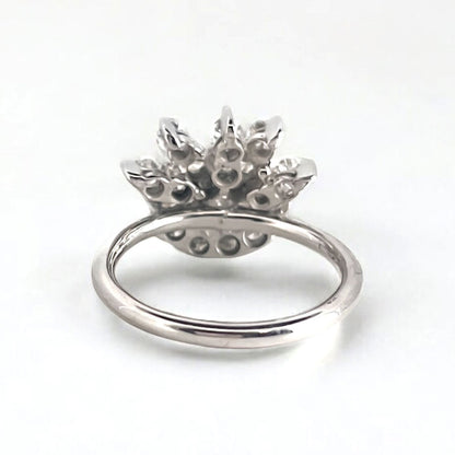 Comprar sortija realizada en oro blanco de 18kt con rosetón de diamantes con brillante central. Joyas vintage yo rosetones de oro blanco y diamantes baratos.