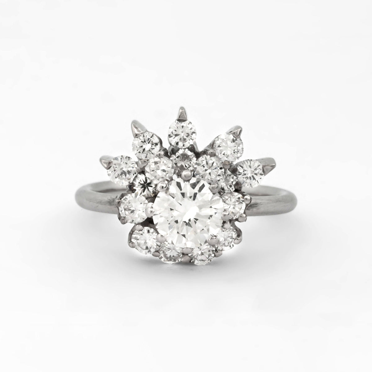 Comprar sortija realizada en oro blanco de 18kt con rosetón de diamantes con brillante central. Joyas vintage yo rosetones de oro blanco y diamantes baratos.