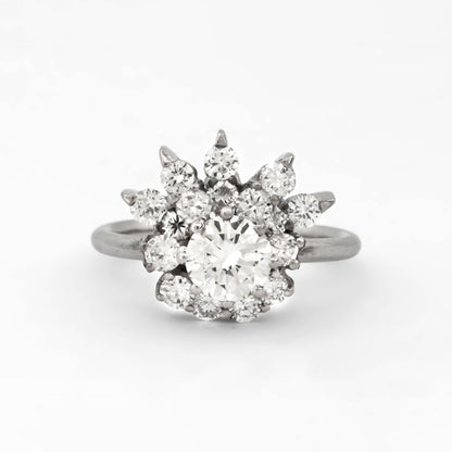 Comprar sortija realizada en oro blanco de 18kt con rosetón de diamantes con brillante central. Joyas vintage yo rosetones de oro blanco y diamantes baratos.