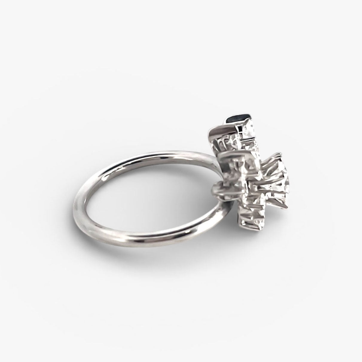 Comprar sortija realizada en oro blanco de 18kt con rosetón de diamantes con brillante central. Joyas vintage yo rosetones de oro blanco y diamantes baratos.