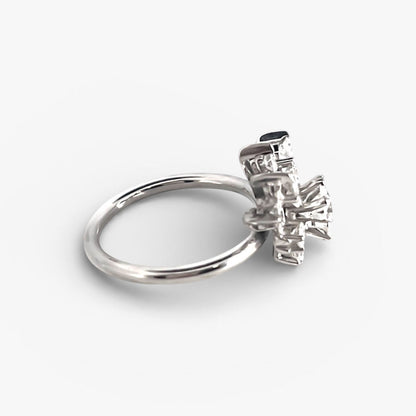 Comprar sortija realizada en oro blanco de 18kt con rosetón de diamantes con brillante central. Joyas vintage yo rosetones de oro blanco y diamantes baratos.
