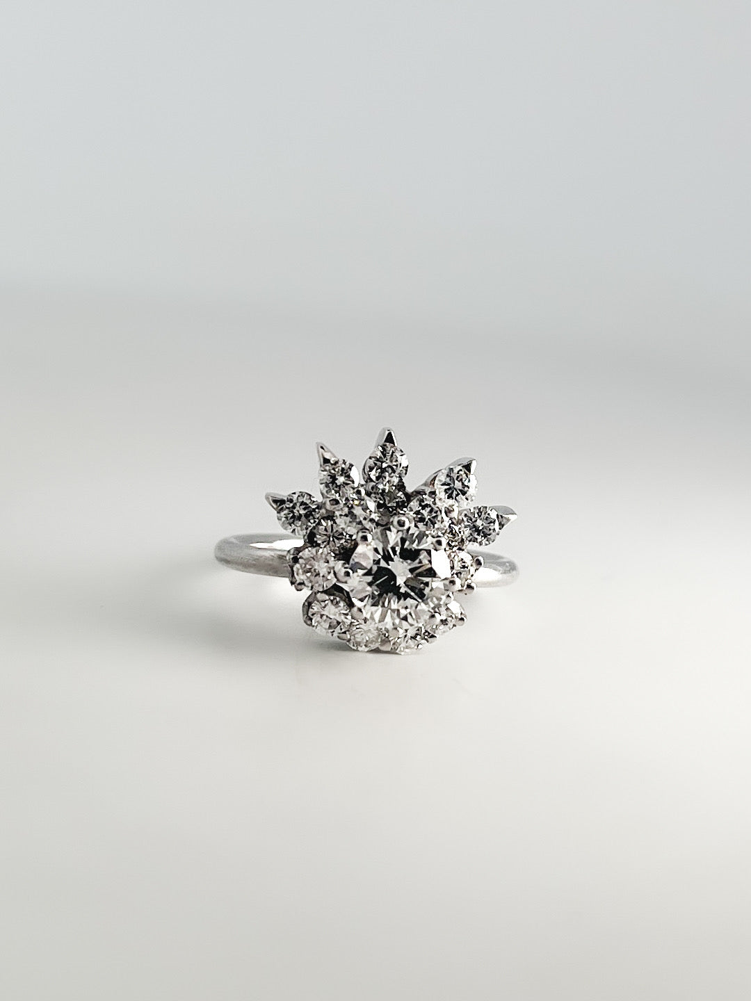 Comprar sortija realizada en oro blanco de 18kt con rosetón de diamantes con brillante central. Joyas vintage yo rosetones de oro blanco y diamantes baratos.