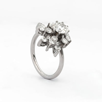 Comprar sortija realizada en oro blanco de 18kt con rosetón de diamantes con brillante central. Joyas vintage yo rosetones de oro blanco y diamantes baratos.