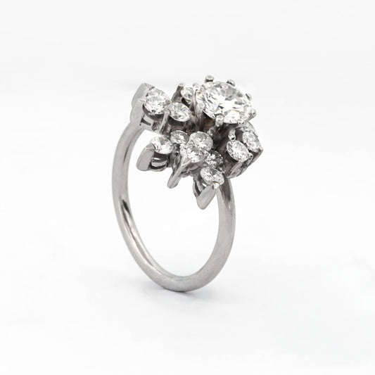 Comprar sortija realizada en oro blanco de 18kt con rosetón de diamantes con brillante central. Joyas vintage yo rosetones de oro blanco y diamantes baratos.