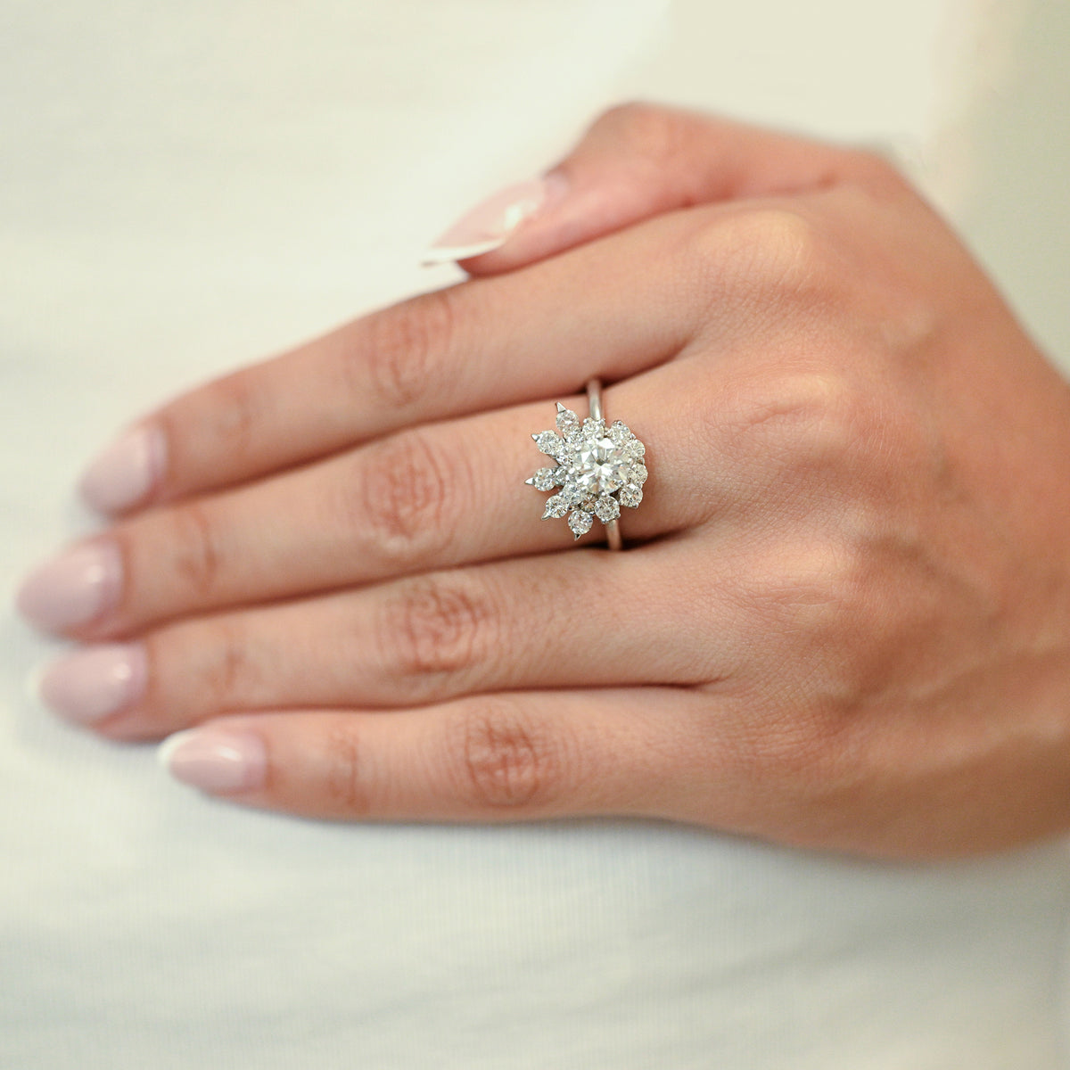 Comprar sortija realizada en oro blanco de 18kt con rosetón de diamantes con brillante central. Joyas vintage yo rosetones de oro blanco y diamantes baratos.