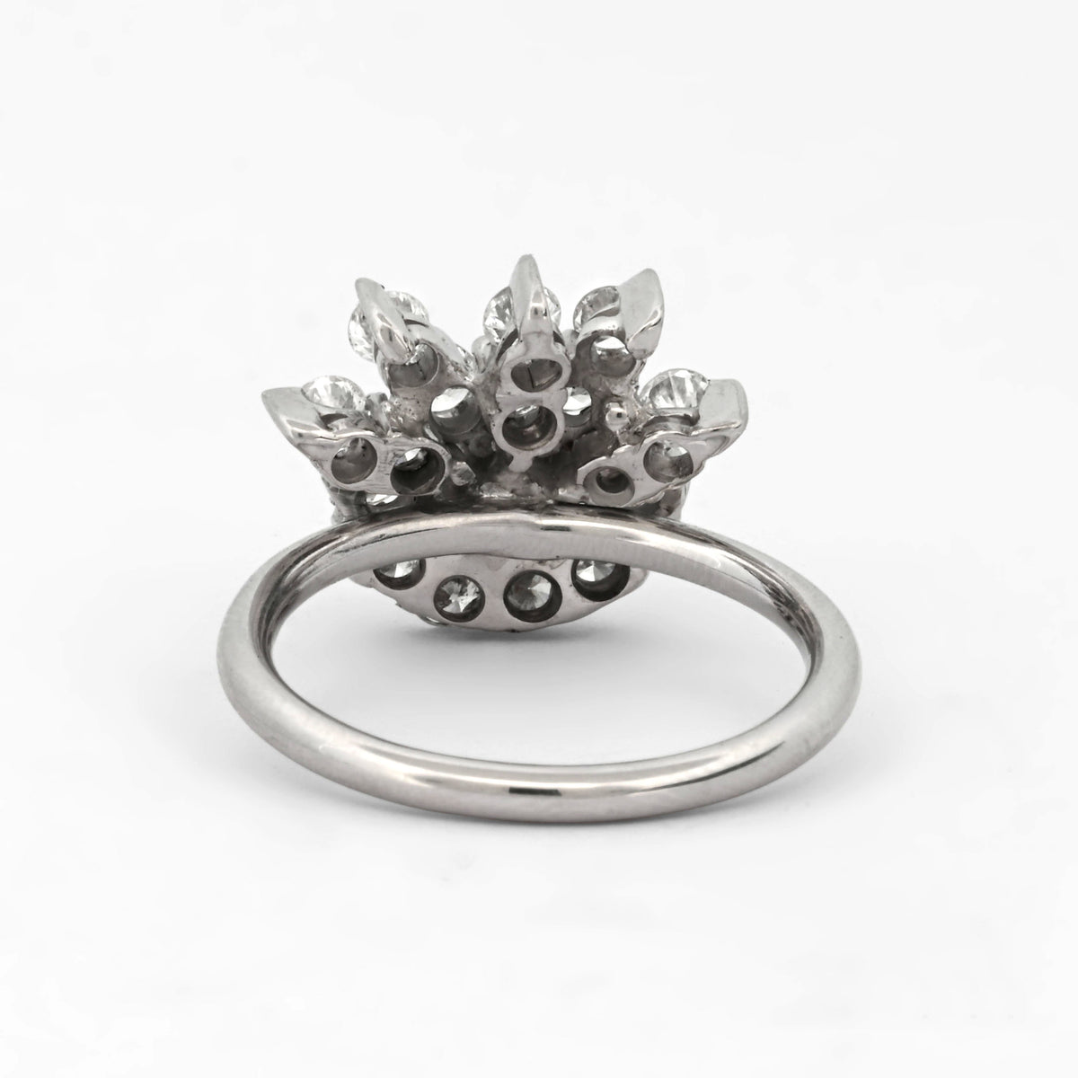 Comprar sortija realizada en oro blanco de 18kt con rosetón de diamantes con brillante central. Joyas vintage yo rosetones de oro blanco y diamantes baratos.