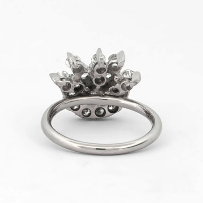 Comprar sortija realizada en oro blanco de 18kt con rosetón de diamantes con brillante central. Joyas vintage yo rosetones de oro blanco y diamantes baratos.