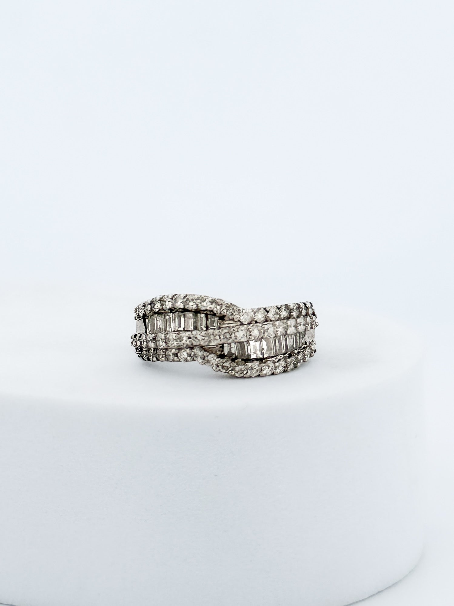 Media alianza de oro blanco de 18kt con carril de 12 diamantes talla baguette.
Talla original: 13 grosor anillo 5,26mm. Joyas de segunda mano restauradas  al mejor precio, envío gratuito. Anillos de compromiso baratos