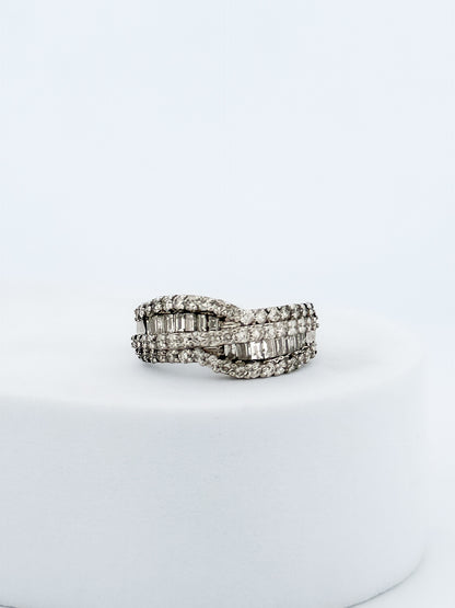 Media alianza de oro blanco de 18kt con carril de 12 diamantes talla baguette.
Talla original: 13 grosor anillo 5,26mm. Joyas de segunda mano restauradas  al mejor precio, envío gratuito. Anillos de compromiso baratos